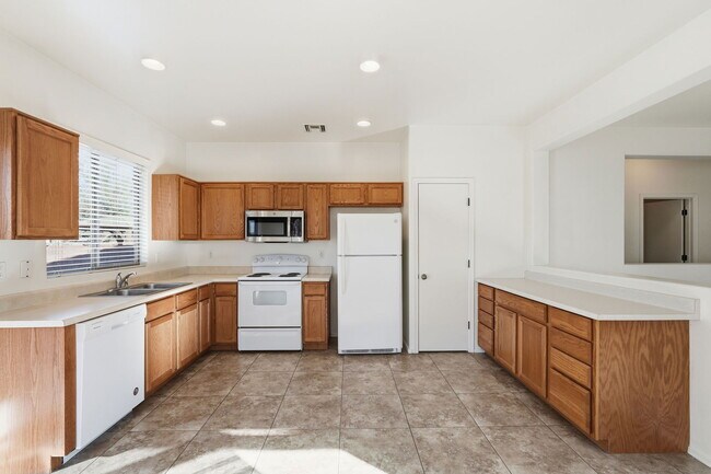 Building Photo - 907 E Catkins Pl