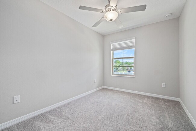 Building Photo - "Charming Gated community 3-Bed Retreat with Lake View & Granite Touches in Lutz!"