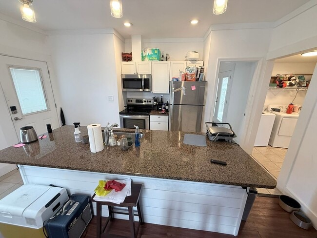 Building Photo - Updated Rare Normaltown Find