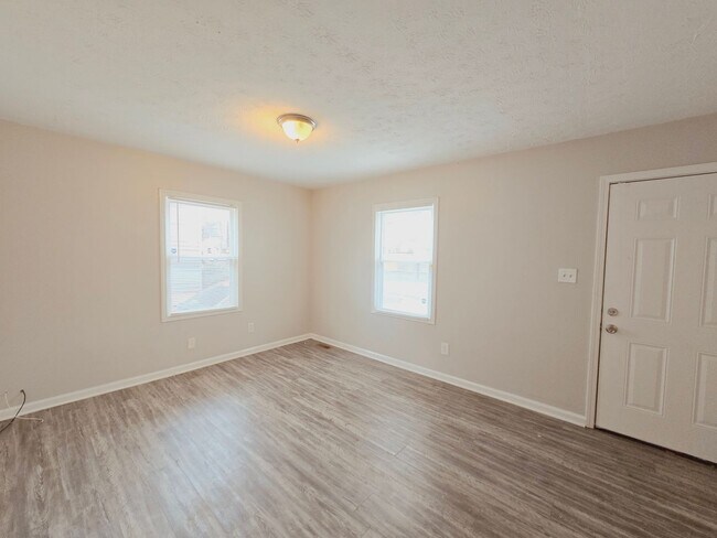 Building Photo - Two bedroom house in Churchill