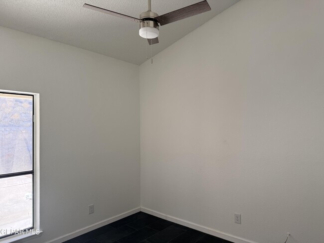 Building Photo - 1531 Common Dr