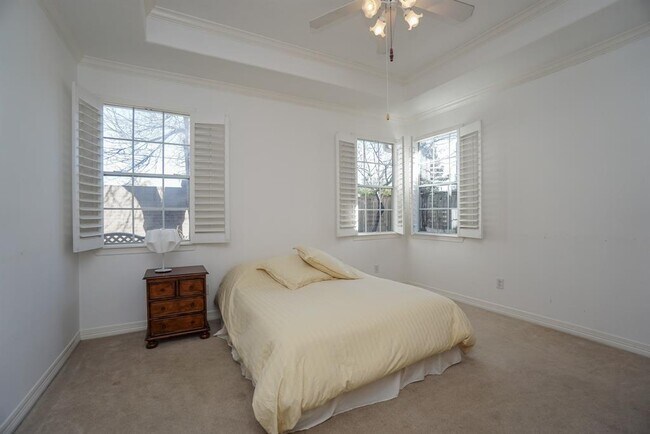 Building Photo - 1131 Enclave Square E