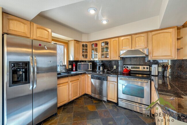 Building Photo - Furnished Pet Friendly Summer Rental