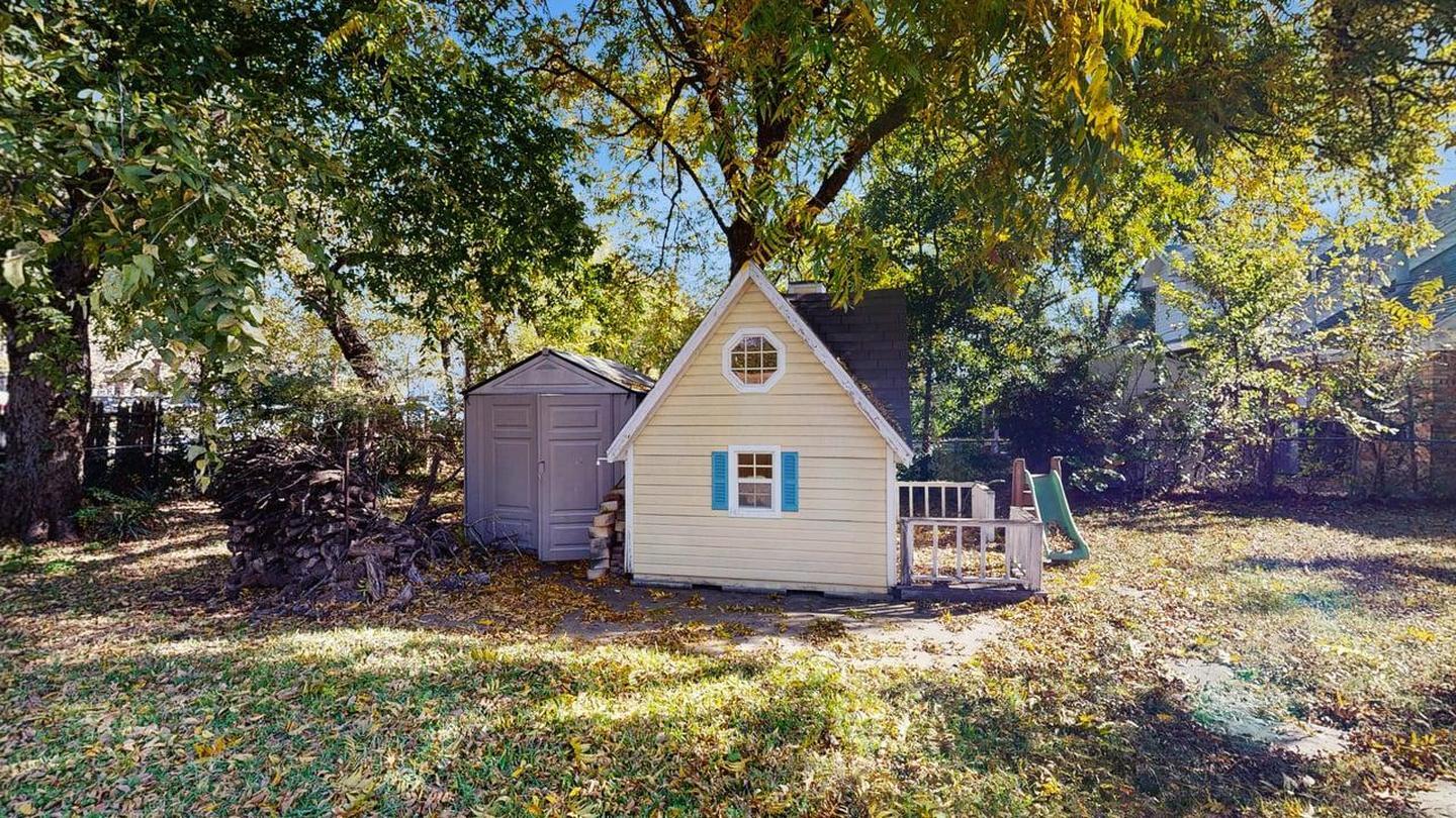 Building Photo - Charming Arlington residence offering spac...