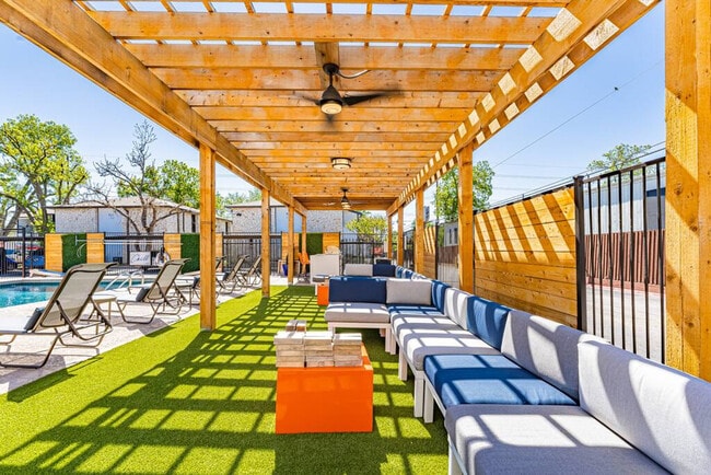 Building Photo - 813 W N Loop Blvd