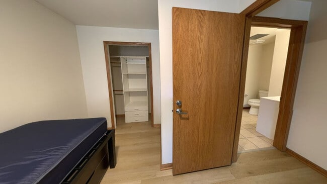 Bedroom - Collegiate Campus Apartments