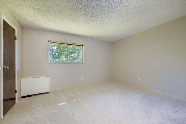 Building Photo - Move-In Ready 1-Bed Near Campus ***Applica...