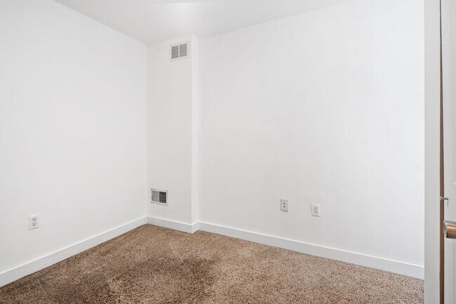 Building Photo - 3 Bedroom Rowhouse For Rent - New Bold