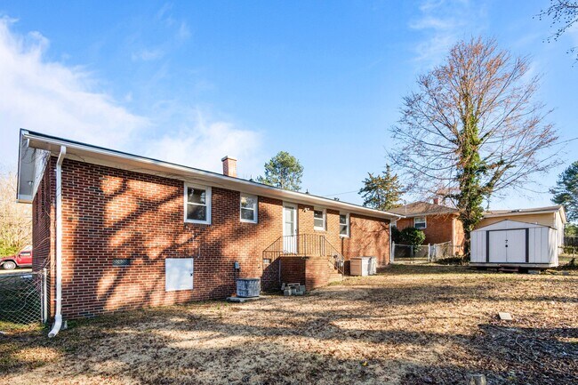 Building Photo - 2910 Kanewood Dr
