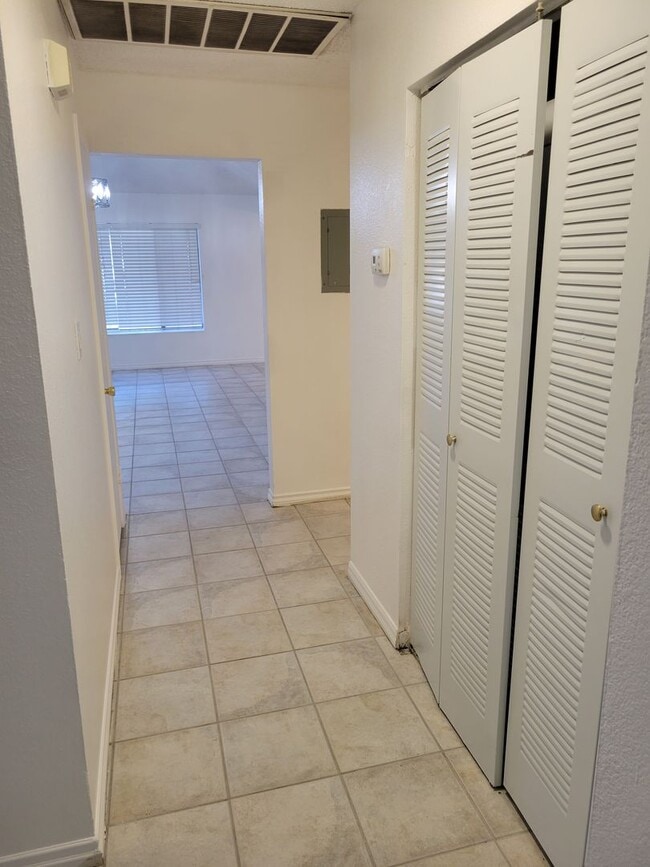 Building Photo - Rent Ready Single Story Townhome 3/2/ with 2 car