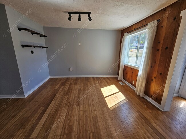 Building Photo - 408 SE Kibling St