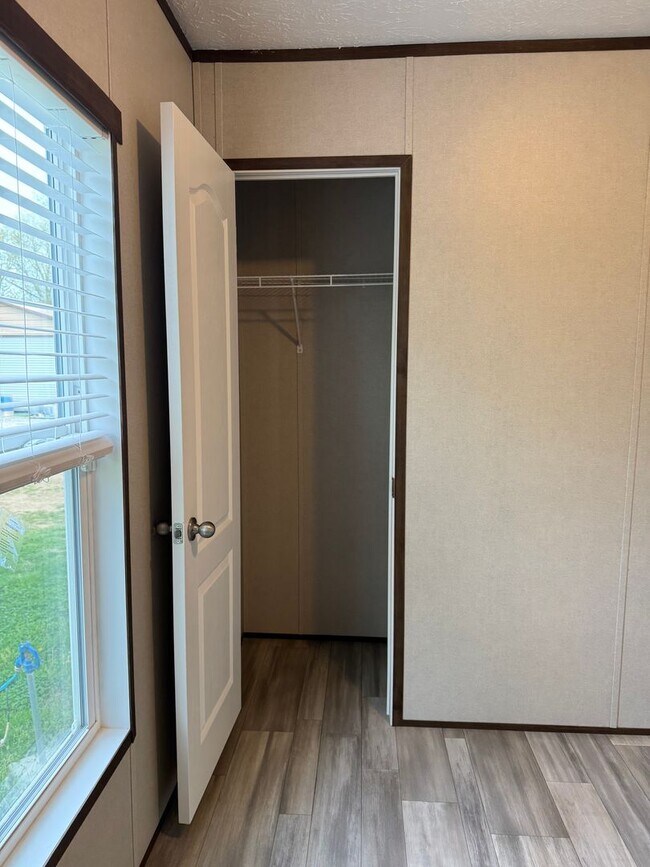 Building Photo - Newer Mobile Home in Country Setting