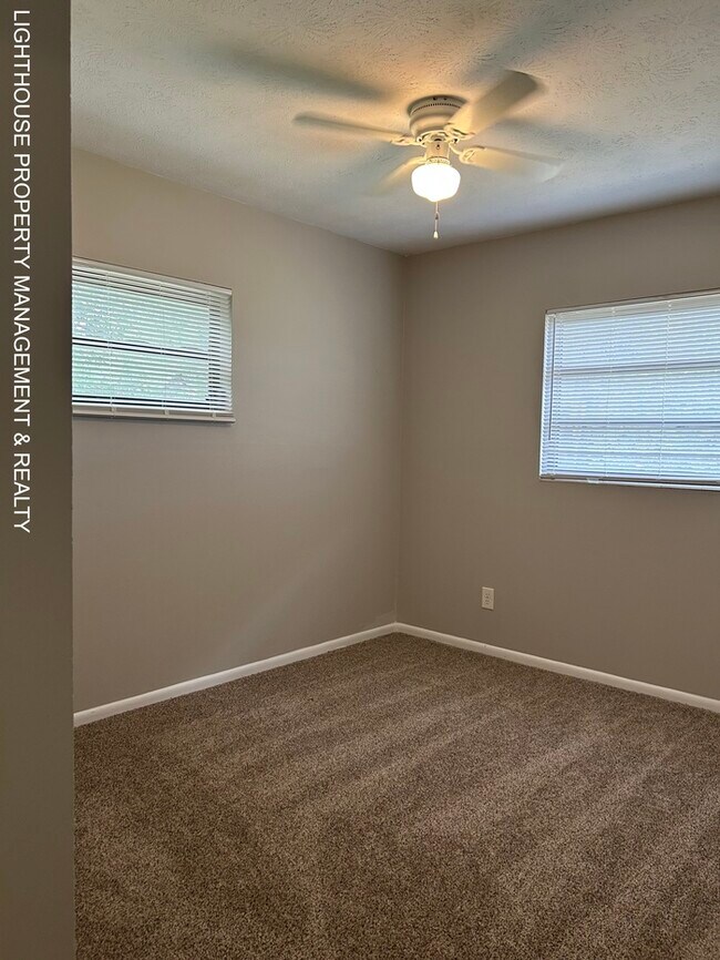 Building Photo - Spacious 4 Bed/2 Bath Home with HUGE Fence...
