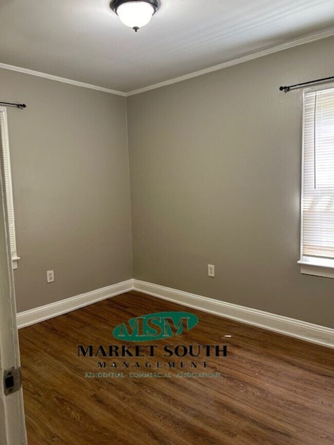 Building Photo - Lovely cottage across from Live Oak Park -...