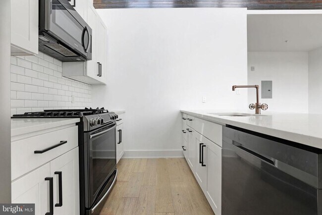Building Photo - 1402 H St NE