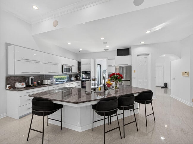 Building Photo - 125 Pembroke Dr