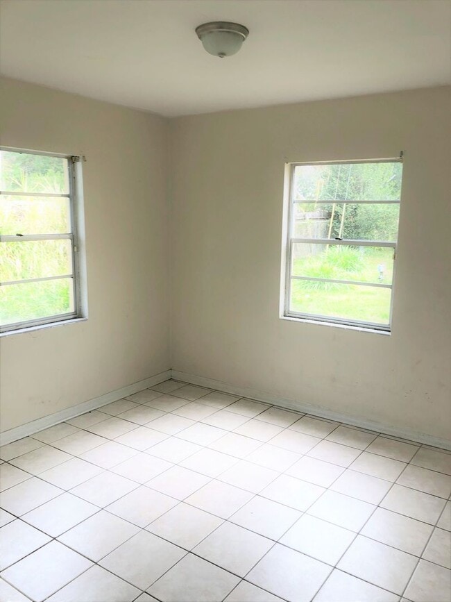 Building Photo - HUGE Lakeland 3BR/1BA w/Carport in Nice Re...
