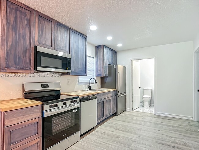 Building Photo - 8781 LAKESHORE Dr