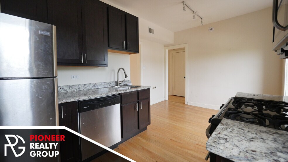 Building Photo - 4032 N Ashland Ave