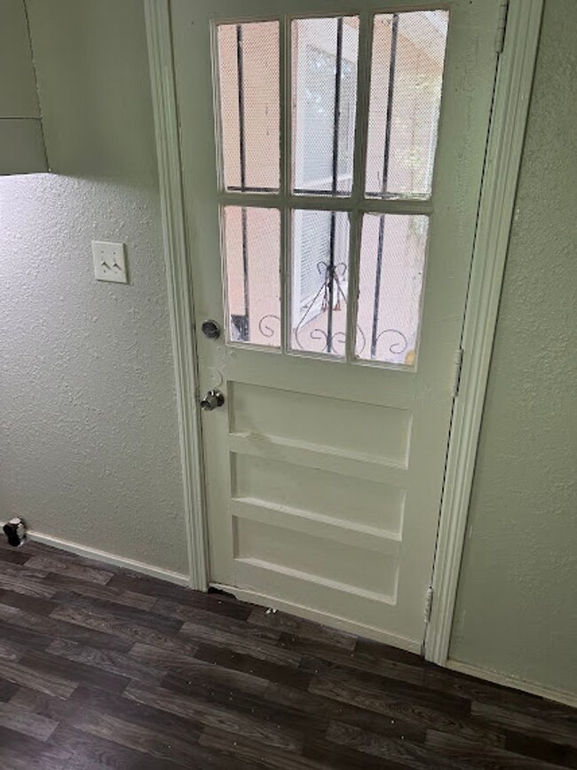 Building Photo - MOVE IN READY!!! $15.00 APPLICATION FEES F...