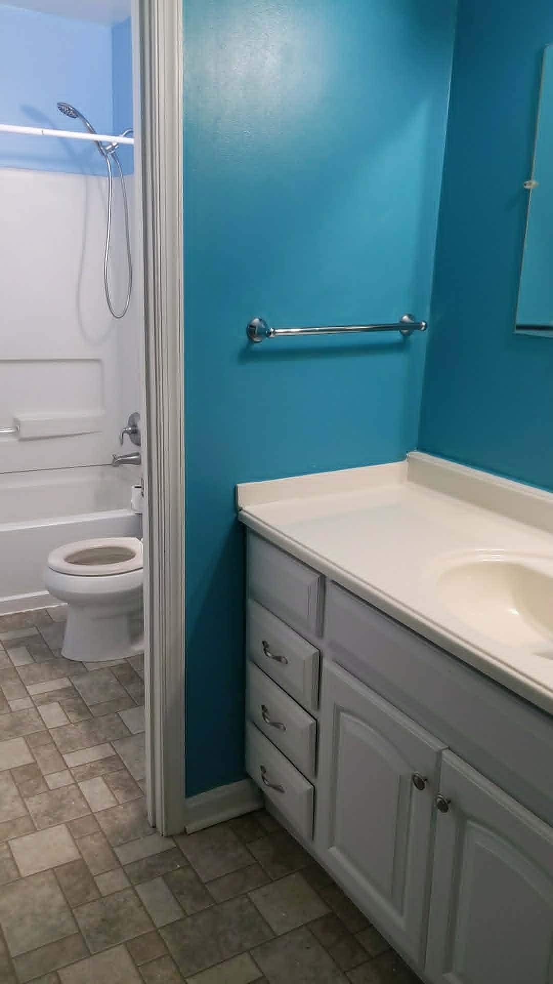 Upstairs Full Bathroom / Vanity - 46824 Flower Dr