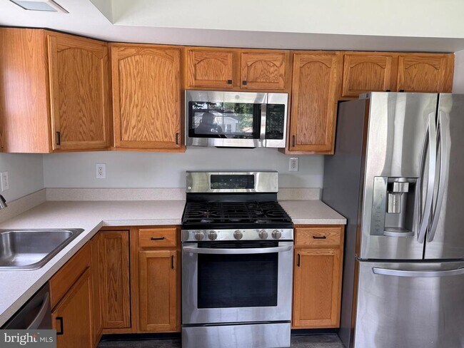 Building Photo - 417 Greenview Dr