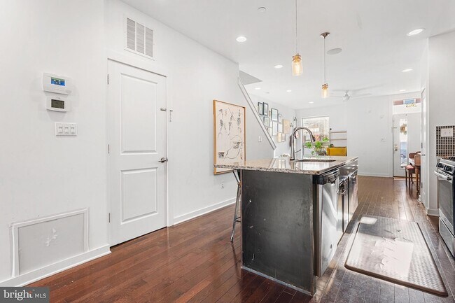 Building Photo - 2013 E York St