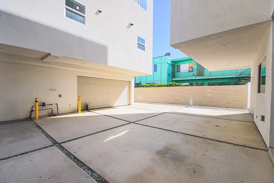 Building Photo - 2811 S Cloverdale Ave