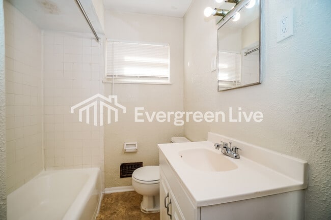 Building Photo - 3378 Roswell Dr