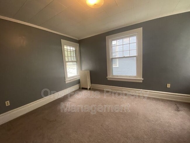 Building Photo - 425 Louisa St