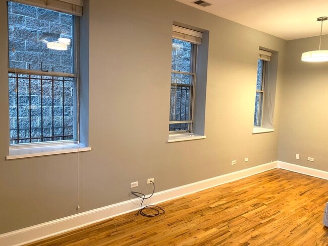Building Photo - 851 N Hermitage Ave