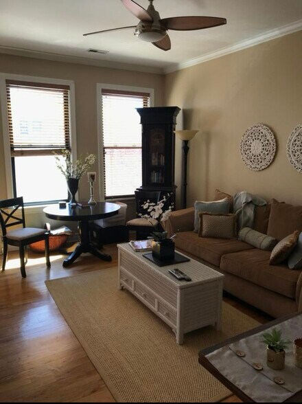 Living Room - 1654 W Wabansia Ave