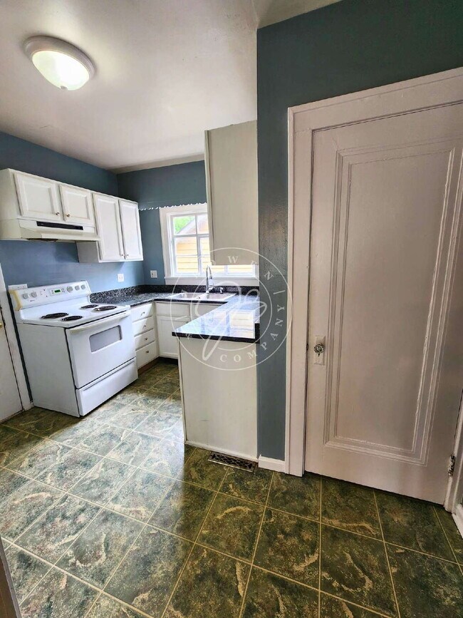 Building Photo - Charming 3-Bedroom Home with Spacious Rooms, Garage & Appliances Included!