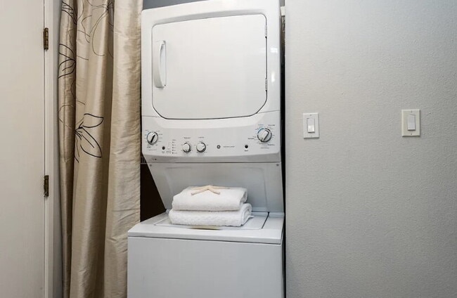 Building Photo - Centrally located one bedroom condo that w...