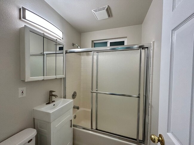 Building Photo - Tranquil 1 Bed, 1 Bath House!