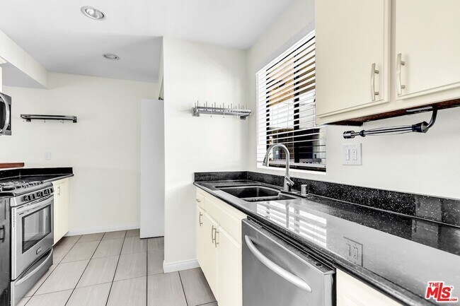 Building Photo - 15207 Magnolia Blvd