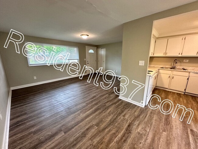 Building Photo - 3 bed 2 bath home.
