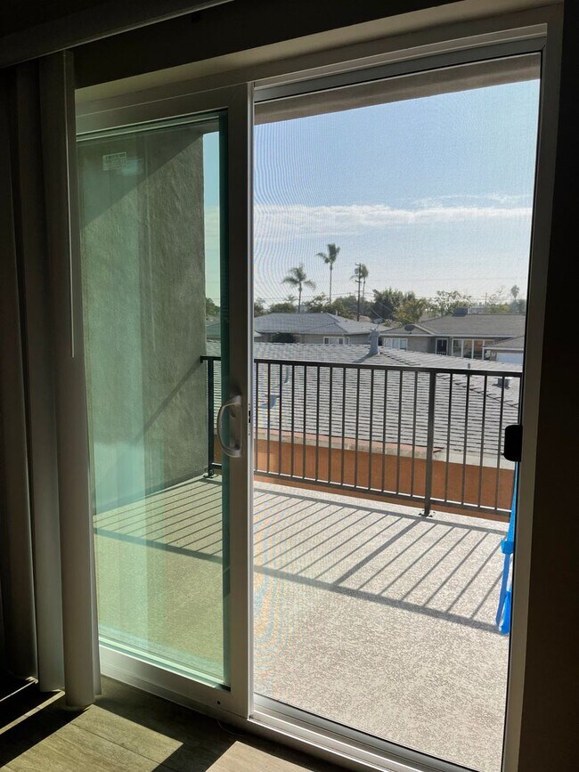 Building Photo - 4BD/2BA w Large Deck!