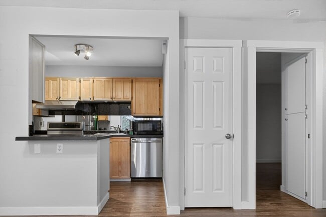 Building Photo - Condo / Apartment Unit