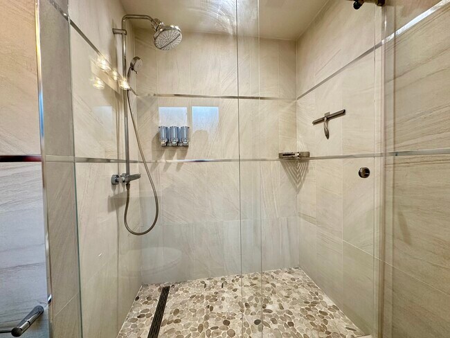 Building Photo - 1717 Gladstone Ave