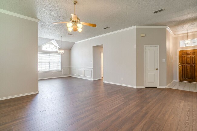 Building Photo - Freshly Remodeled 3 Bedroom, 2 Bath Home Awaiting New Tenants- FWISD- 76133