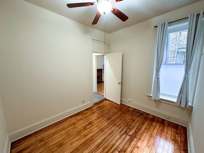 Building Photo - 4-BEDROOM DEPAUL UNIVERSITY APARTMENT – FI...