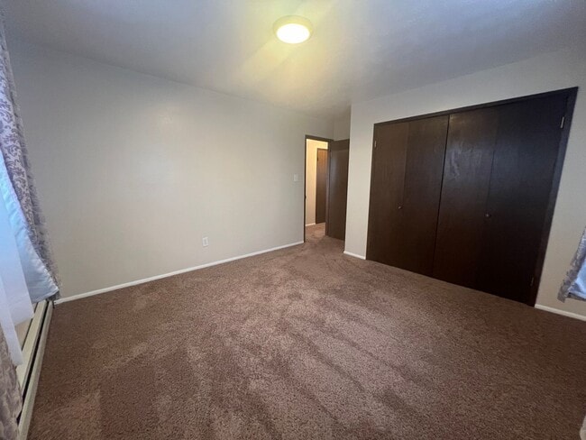 Building Photo - Extra Large 2 bedroom 1.5 Bath Centrally Located Large Apartment