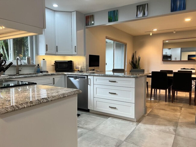 Building Photo - 4021 N Cypress Dr