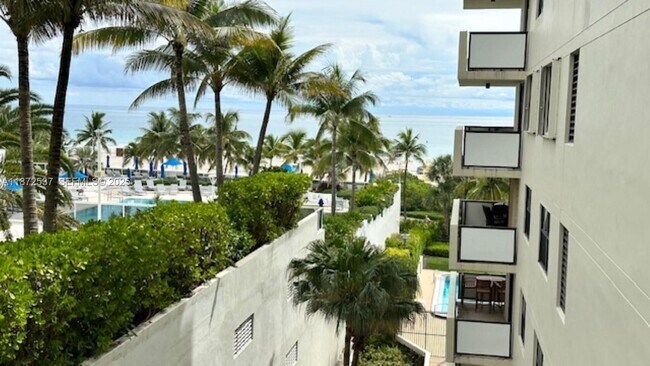 Building Photo - 1623 Collins Ave