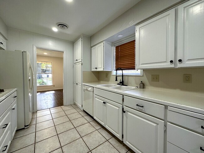 Building Photo - 408 Mimosa Dr