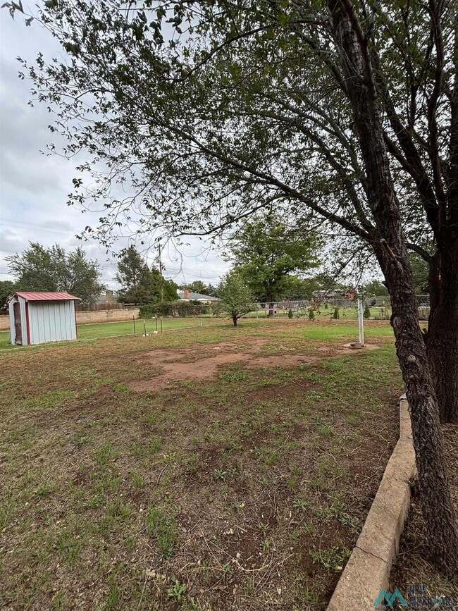 Building Photo - 1420 E 21st St