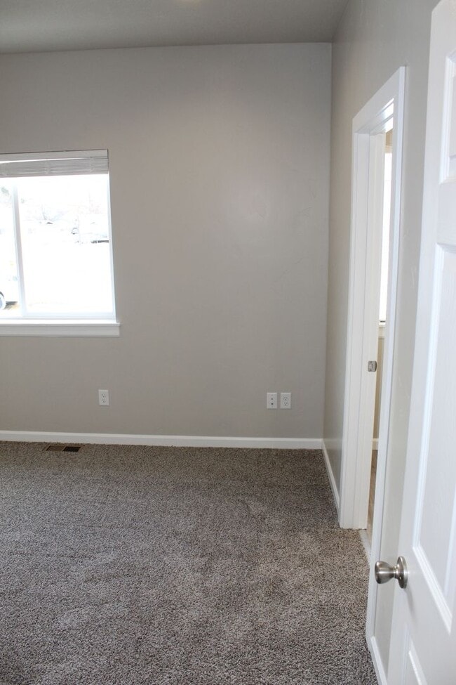 Building Photo - Beautiful Newer Townhouse