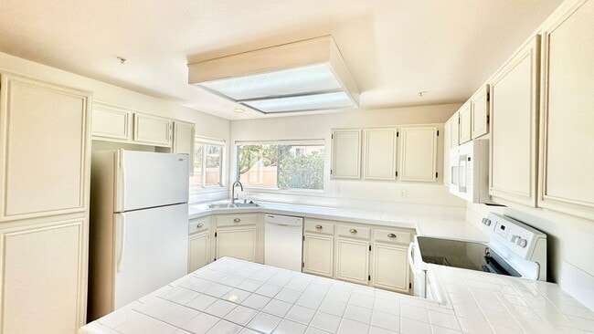 Building Photo - Lovely Two-Story Home in The Heights Overl...