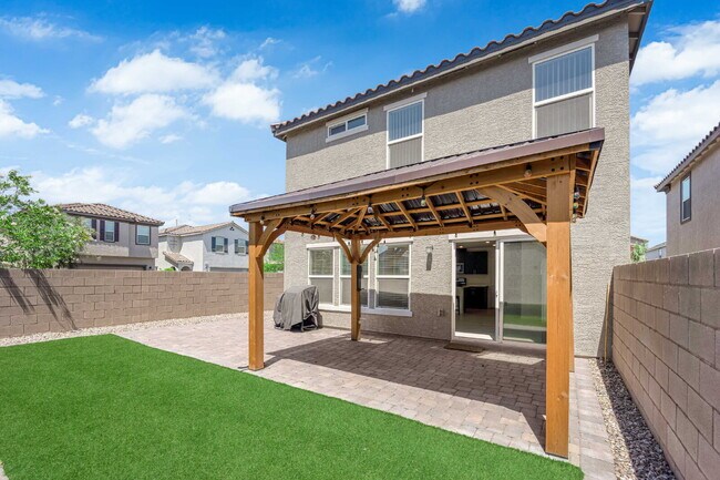 Building Photo - Don't miss out on this beautiful three-bed...